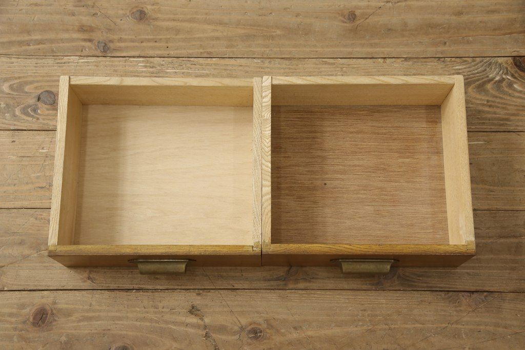 収納棚をリペア&カスタム!ガラス扉の一部をすりガラスに交換。2枚の棚板・脚を取り付け。本体は現状の色味をベースに着色し、棚内部と新材部分は着色後の本体に合うように着色。(戸棚、キャビネット、本箱、ブックケース)