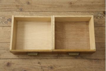 収納棚をリペア&カスタム!ガラス扉の一部をすりガラスに交換。2枚の棚板・脚を取り付け。本体は現状の色味をベースに着色し、棚内部と新材部分は着色後の本体に合うように着色。(戸棚、キャビネット、本箱、ブックケース)