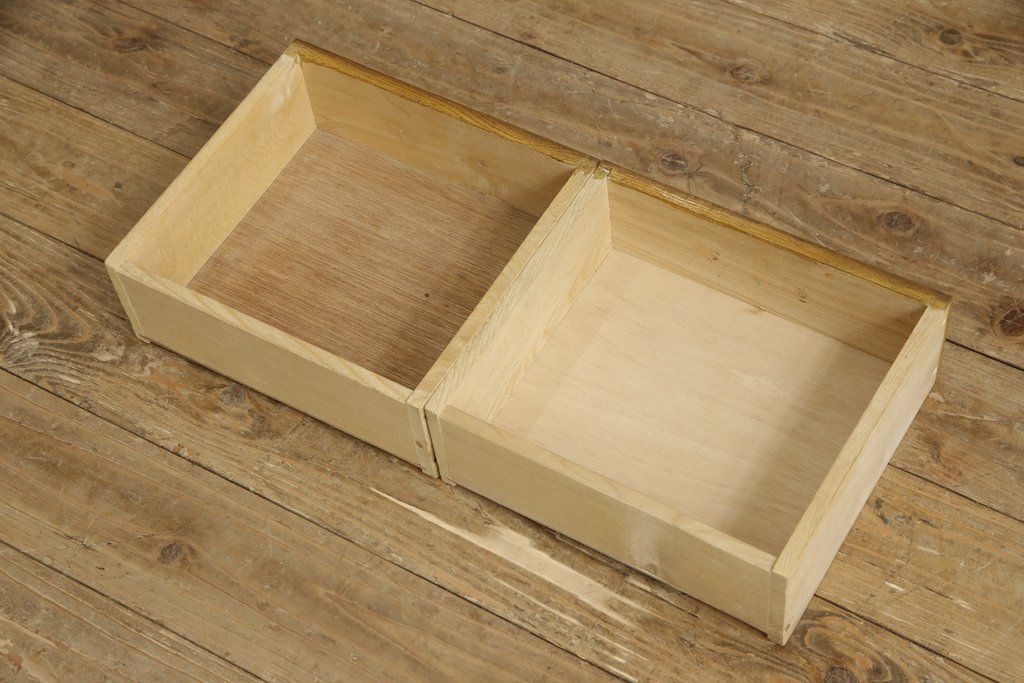 収納棚をリペア&カスタム!ガラス扉の一部をすりガラスに交換。2枚の棚板・脚を取り付け。本体は現状の色味をベースに着色し、棚内部と新材部分は着色後の本体に合うように着色。(戸棚、キャビネット、本箱、ブックケース)