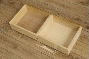 収納棚をリペア&カスタム!ガラス扉の一部をすりガラスに交換。2枚の棚板・脚を取り付け。本体は現状の色味をベースに着色し、棚内部と新材部分は着色後の本体に合うように着色。(戸棚、キャビネット、本箱、ブックケース)