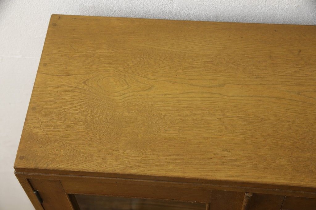 収納棚をリペア&カスタム!ガラス扉の一部をすりガラスに交換。2枚の棚板・脚を取り付け。本体は現状の色味をベースに着色し、棚内部と新材部分は着色後の本体に合うように着色。(戸棚、キャビネット、本箱、ブックケース)