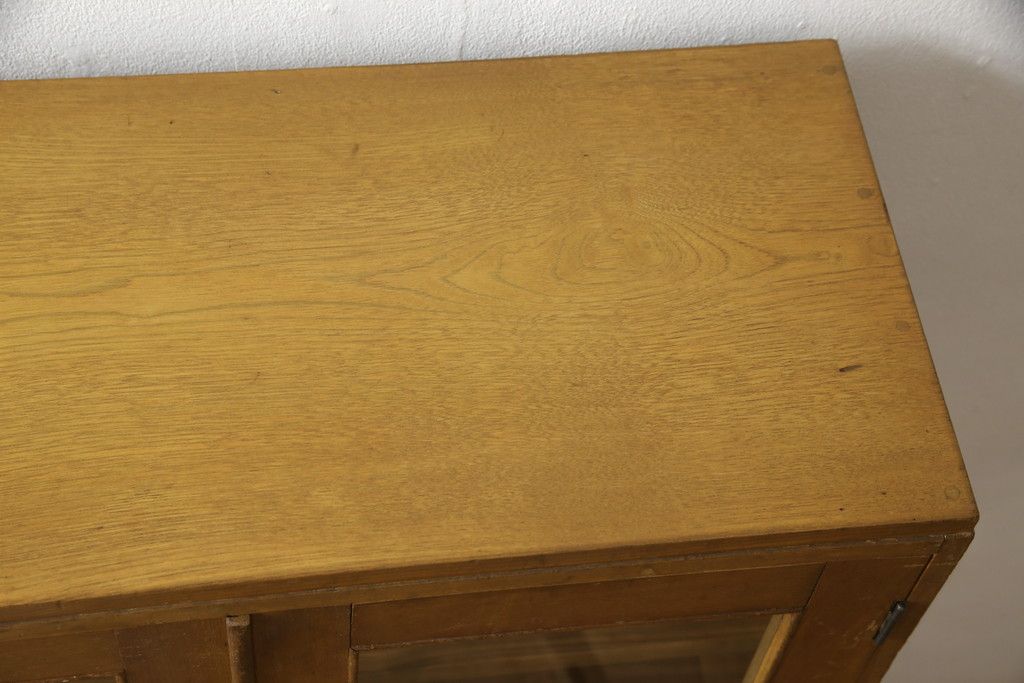 収納棚をリペア&カスタム!ガラス扉の一部をすりガラスに交換。2枚の棚板・脚を取り付け。本体は現状の色味をベースに着色し、棚内部と新材部分は着色後の本体に合うように着色。(戸棚、キャビネット、本箱、ブックケース)