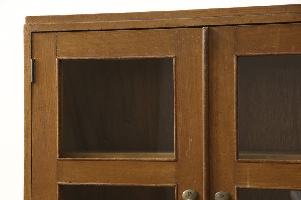 収納棚をリペア&カスタム!ガラス扉の一部をすりガラスに交換。2枚の棚板・脚を取り付け。本体は現状の色味をベースに着色し、棚内部と新材部分は着色後の本体に合うように着色。(戸棚、キャビネット、本箱、ブックケース)