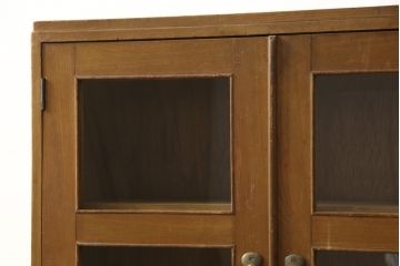 収納棚をリペア&カスタム!ガラス扉の一部をすりガラスに交換。2枚の棚板・脚を取り付け。本体は現状の色味をベースに着色し、棚内部と新材部分は着色後の本体に合うように着色。(戸棚、キャビネット、本箱、ブックケース)