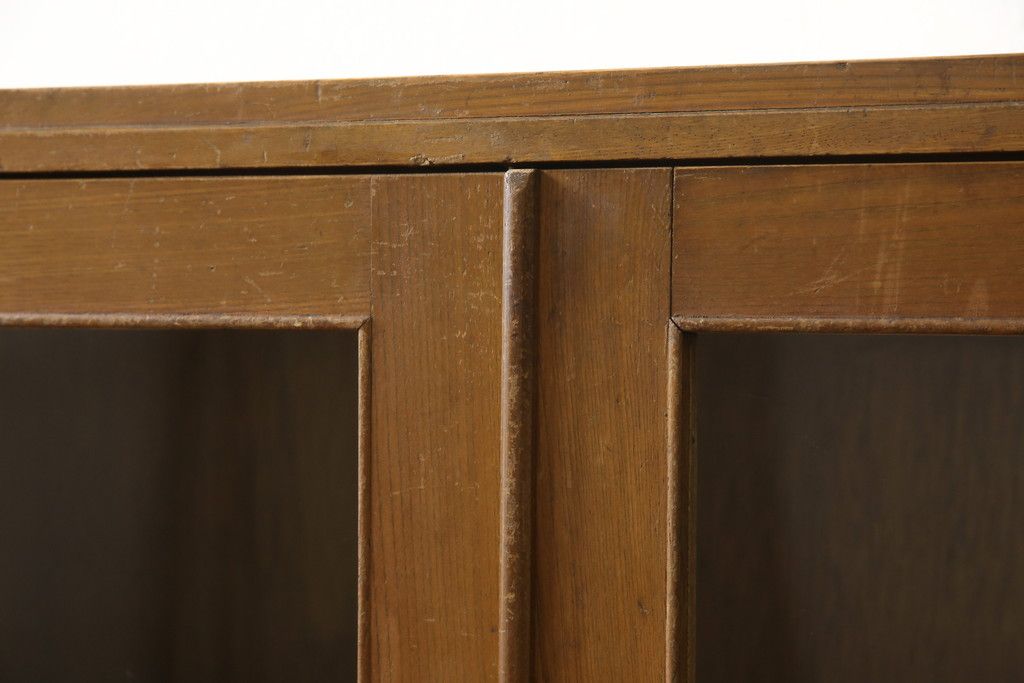 収納棚をリペア&カスタム!ガラス扉の一部をすりガラスに交換。2枚の棚板・脚を取り付け。本体は現状の色味をベースに着色し、棚内部と新材部分は着色後の本体に合うように着色。(戸棚、キャビネット、本箱、ブックケース)