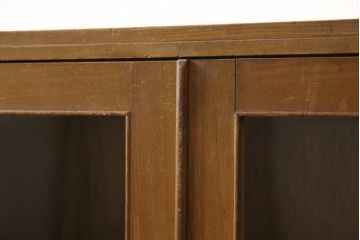 収納棚をリペア&カスタム!ガラス扉の一部をすりガラスに交換。2枚の棚板・脚を取り付け。本体は現状の色味をベースに着色し、棚内部と新材部分は着色後の本体に合うように着色。(戸棚、キャビネット、本箱、ブックケース)