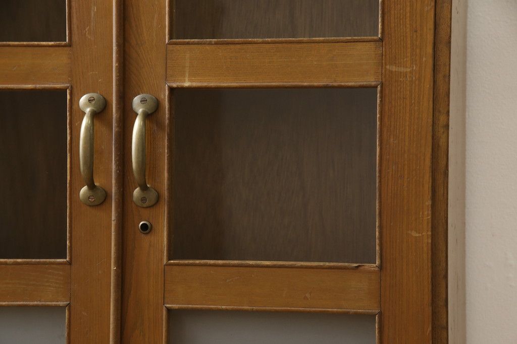 収納棚をリペア&カスタム!ガラス扉の一部をすりガラスに交換。2枚の棚板・脚を取り付け。本体は現状の色味をベースに着色し、棚内部と新材部分は着色後の本体に合うように着色。(戸棚、キャビネット、本箱、ブックケース)