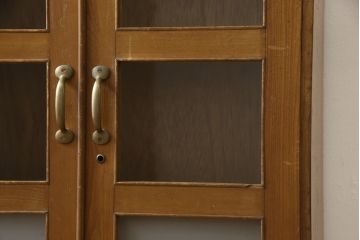 収納棚をリペア&カスタム!ガラス扉の一部をすりガラスに交換。2枚の棚板・脚を取り付け。本体は現状の色味をベースに着色し、棚内部と新材部分は着色後の本体に合うように着色。(戸棚、キャビネット、本箱、ブックケース)