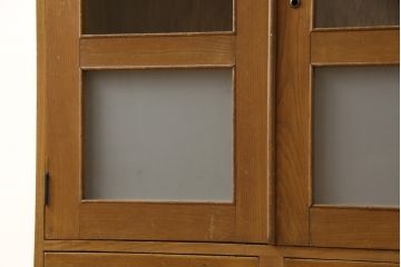 収納棚をリペア&カスタム!ガラス扉の一部をすりガラスに交換。2枚の棚板・脚を取り付け。本体は現状の色味をベースに着色し、棚内部と新材部分は着色後の本体に合うように着色。(戸棚、キャビネット、本箱、ブックケース)