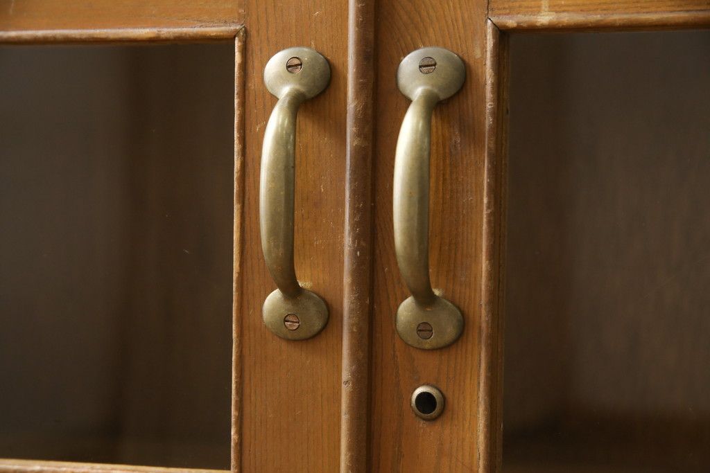 収納棚をリペア&カスタム!ガラス扉の一部をすりガラスに交換。2枚の棚板・脚を取り付け。本体は現状の色味をベースに着色し、棚内部と新材部分は着色後の本体に合うように着色。(戸棚、キャビネット、本箱、ブックケース)