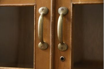 収納棚をリペア&カスタム!ガラス扉の一部をすりガラスに交換。2枚の棚板・脚を取り付け。本体は現状の色味をベースに着色し、棚内部と新材部分は着色後の本体に合うように着色。(戸棚、キャビネット、本箱、ブックケース)