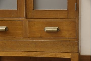 収納棚をリペア&カスタム!ガラス扉の一部をすりガラスに交換。2枚の棚板・脚を取り付け。本体は現状の色味をベースに着色し、棚内部と新材部分は着色後の本体に合うように着色。(戸棚、キャビネット、本箱、ブックケース)