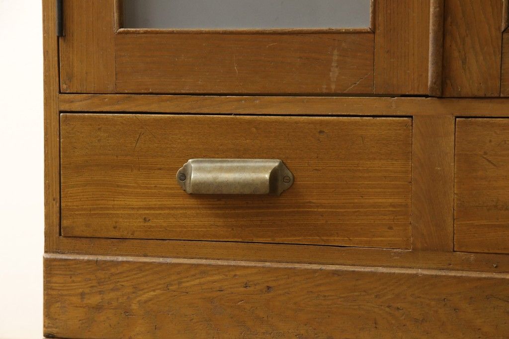 収納棚をリペア&カスタム!ガラス扉の一部をすりガラスに交換。2枚の棚板・脚を取り付け。本体は現状の色味をベースに着色し、棚内部と新材部分は着色後の本体に合うように着色。(戸棚、キャビネット、本箱、ブックケース)