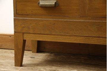 収納棚をリペア&カスタム!ガラス扉の一部をすりガラスに交換。2枚の棚板・脚を取り付け。本体は現状の色味をベースに着色し、棚内部と新材部分は着色後の本体に合うように着色。(戸棚、キャビネット、本箱、ブックケース)