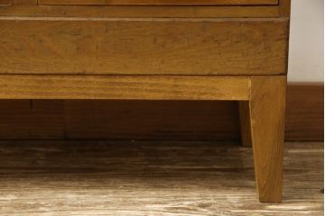 収納棚をリペア&カスタム!ガラス扉の一部をすりガラスに交換。2枚の棚板・脚を取り付け。本体は現状の色味をベースに着色し、棚内部と新材部分は着色後の本体に合うように着色。(戸棚、キャビネット、本箱、ブックケース)