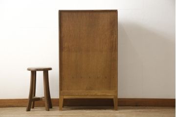 収納棚をリペア&カスタム!ガラス扉の一部をすりガラスに交換。2枚の棚板・脚を取り付け。本体は現状の色味をベースに着色し、棚内部と新材部分は着色後の本体に合うように着色。(戸棚、キャビネット、本箱、ブックケース)