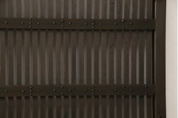 蔵戸をリペア&カスタム!戸首造作し、鎌錠・戸車を取り付け。色味は当店商品を参考に着色。(格子戸、引き戸、玄関戸)