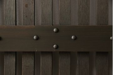 蔵戸をリペア&カスタム!戸首造作し、鎌錠・戸車を取り付け。色味は当店商品を参考に着色。(格子戸、引き戸、玄関戸)