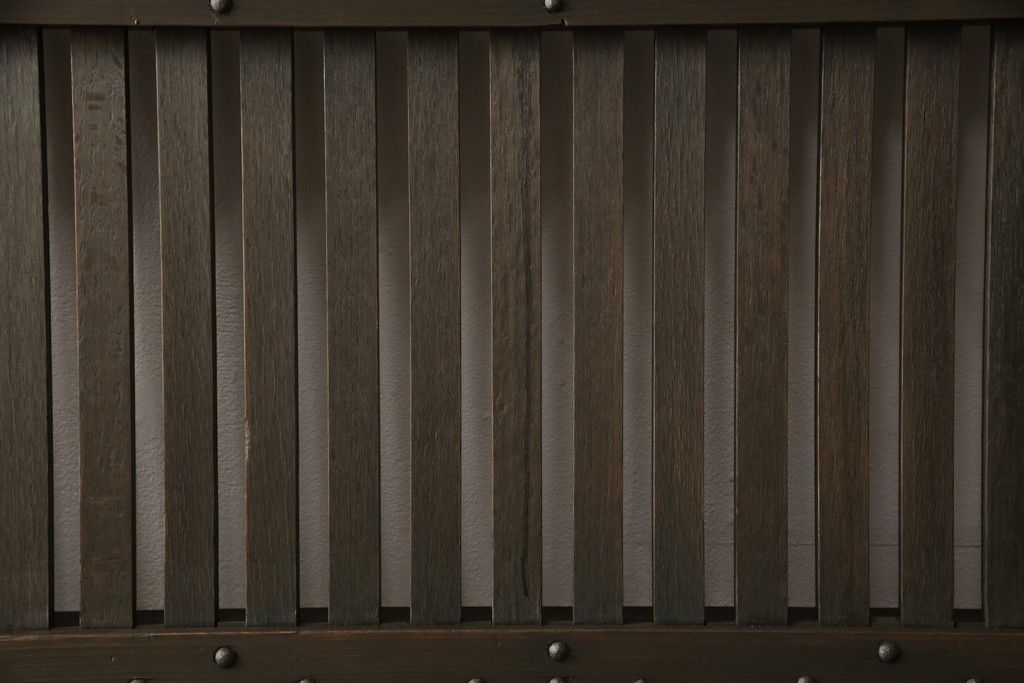 蔵戸をリペア&カスタム!戸首造作し、鎌錠・戸車を取り付け。色味は当店商品を参考に着色。(格子戸、引き戸、玄関戸)