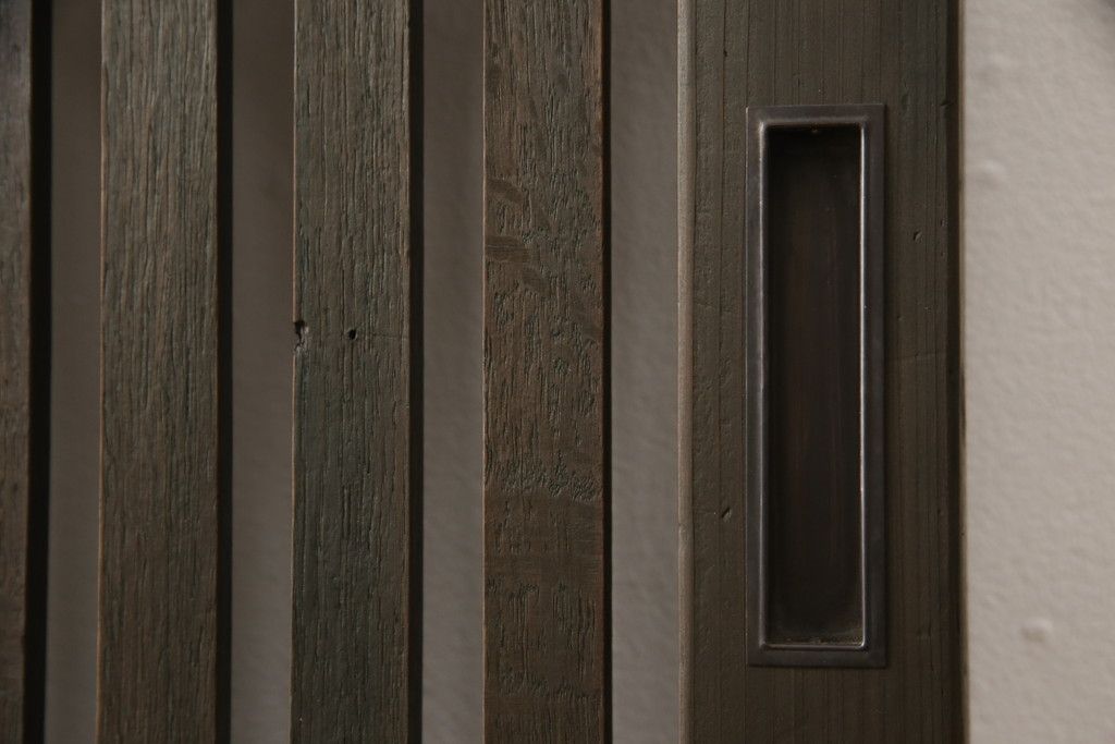 蔵戸をリペア&カスタム!戸首造作し、鎌錠・戸車を取り付け。色味は当店商品を参考に着色。(格子戸、引き戸、玄関戸)