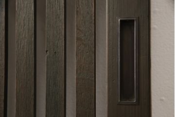 蔵戸をリペア&カスタム!戸首造作し、鎌錠・戸車を取り付け。色味は当店商品を参考に着色。(格子戸、引き戸、玄関戸)