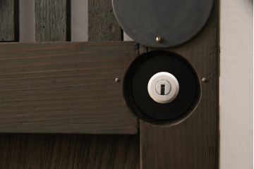 蔵戸をリペア&カスタム!戸首造作し、鎌錠・戸車を取り付け。色味は当店商品を参考に着色。(格子戸、引き戸、玄関戸)