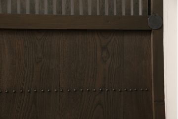 蔵戸をリペア&カスタム!戸首造作し、鎌錠・戸車を取り付け。色味は当店商品を参考に着色。(格子戸、引き戸、玄関戸)