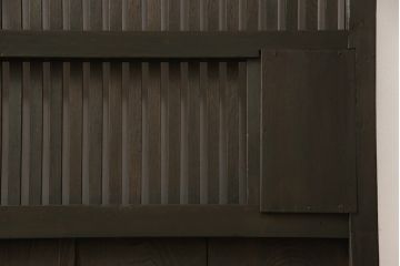 蔵戸をリペア&カスタム!戸首造作し、鎌錠・戸車を取り付け。色味は当店商品を参考に着色。(格子戸、引き戸、玄関戸)