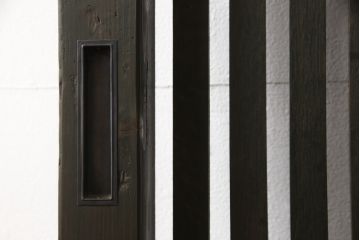 蔵戸をリペア&カスタム!戸首造作し、鎌錠・戸車を取り付け。色味は当店商品を参考に着色。(格子戸、引き戸、玄関戸)