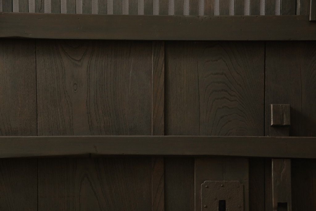 蔵戸をリペア&カスタム!戸首造作し、鎌錠・戸車を取り付け。色味は当店商品を参考に着色。(格子戸、引き戸、玄関戸)