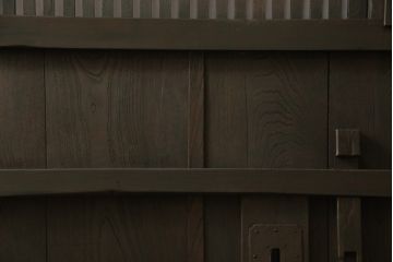 蔵戸をリペア&カスタム!戸首造作し、鎌錠・戸車を取り付け。色味は当店商品を参考に着色。(格子戸、引き戸、玄関戸)