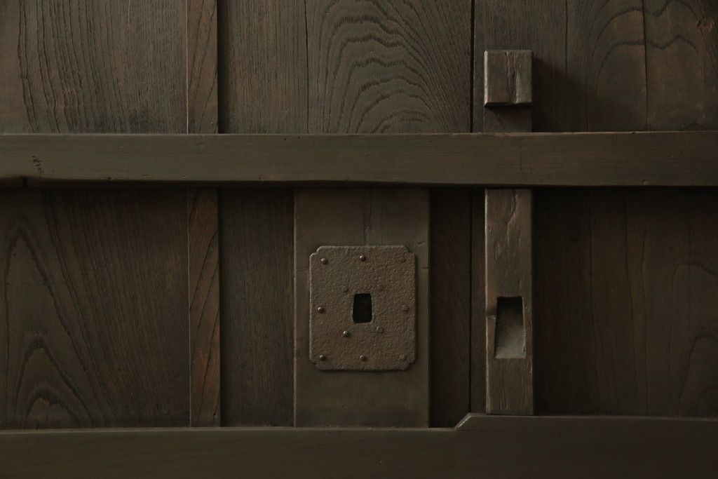 蔵戸をリペア&カスタム!戸首造作し、鎌錠・戸車を取り付け。色味は当店商品を参考に着色。(格子戸、引き戸、玄関戸)