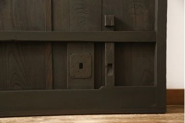 蔵戸をリペア&カスタム!戸首造作し、鎌錠・戸車を取り付け。色味は当店商品を参考に着色。(格子戸、引き戸、玄関戸)