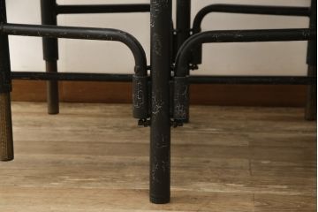 格納スツール8脚付きテーブルをリペア&カスタム!金属部をマットブラックペイントし、クラッキング塗装。(8人用ダイニングテーブル、作業台、ワークスペース)