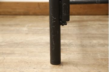 格納スツール8脚付きテーブルをリペア&カスタム!金属部をマットブラックペイントし、クラッキング塗装。(8人用ダイニングテーブル、作業台、ワークスペース)