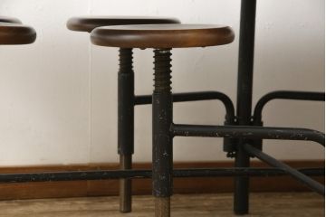 格納スツール8脚付きテーブルをリペア&カスタム!金属部をマットブラックペイントし、クラッキング塗装。(8人用ダイニングテーブル、作業台、ワークスペース)