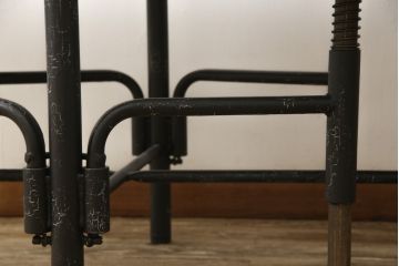 格納スツール8脚付きテーブルをリペア&カスタム!金属部をマットブラックペイントし、クラッキング塗装。(8人用ダイニングテーブル、作業台、ワークスペース)