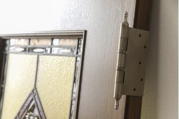 木製ドアをリペア&カスタム!高さをリサイズし、ローラー締まりを新しい物に交換。新材にて補修・加工した箇所は出来る限り本体の色味に合わせて着色。(扉、建具、ヴィンテージ)