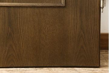 木製ドアをリペア&カスタム!高さをリサイズし、ローラー締まりを新しい物に交換。新材にて補修・加工した箇所は出来る限り本体の色味に合わせて着色。(扉、建具、ヴィンテージ)