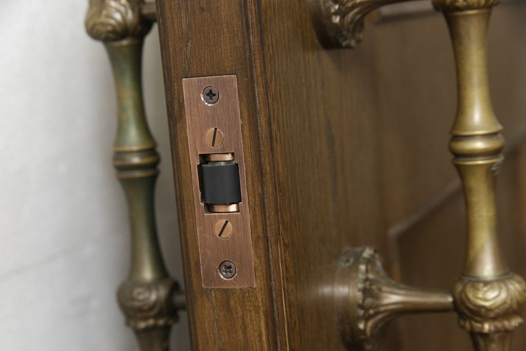 木製ドアをリペア&カスタム!高さをリサイズし、ローラー締まりを新しい物に交換。新材にて補修・加工した箇所は出来る限り本体の色味に合わせて着色。(扉、建具、ヴィンテージ)