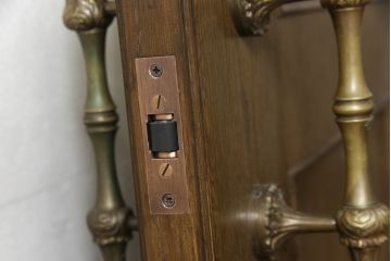 木製ドアをリペア&カスタム!高さをリサイズし、ローラー締まりを新しい物に交換。新材にて補修・加工した箇所は出来る限り本体の色味に合わせて着色。(扉、建具、ヴィンテージ)