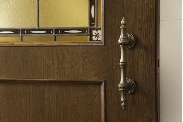 木製ドアをリペア&カスタム!高さをリサイズし、ローラー締まりを新しい物に交換。新材にて補修・加工した箇所は出来る限り本体の色味に合わせて着色。(扉、建具、ヴィンテージ)