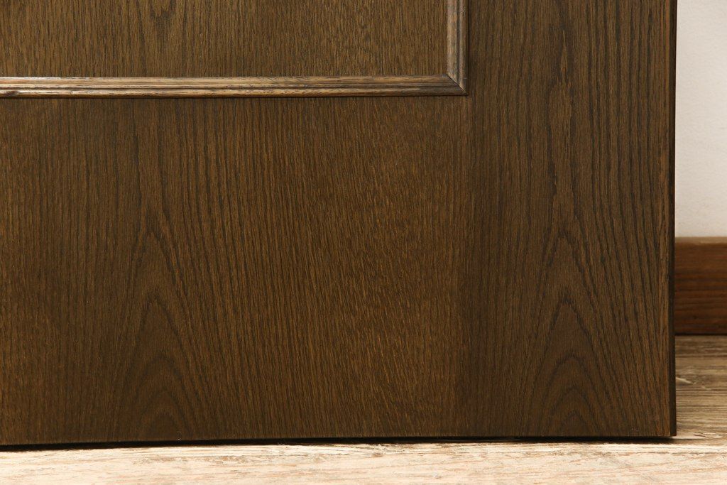 木製ドアをリペア&カスタム!高さをリサイズし、ローラー締まりを新しい物に交換。新材にて補修・加工した箇所は出来る限り本体の色味に合わせて着色。(扉、建具、ヴィンテージ)