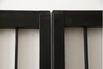 障子戸4枚をリペア&カスタム!格子部の中央を市松紋様ガラスに変更し、下段の2マスはすりガラスへ差し替え。既存の障子をプラスチック障子紙に張り替え、葵戸引手、戸車を取り付け。現状に合わせて1トーン程落ち着いた色に着色。(引き戸、建具)