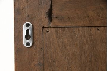 ウォールミラーをリペア&カスタム!薄くて軽量の鏡に交換し、背面の板を取り外してフラットに。現状の品物に合わせて1トーン程落ち着いた色に着色。(壁掛け鏡)