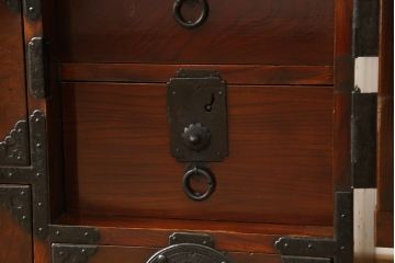 仙台箪笥をリペア&カスタム!奥行をリサイズし、金具を交換。本体は現状のお品物に合わせて1トーン程落ち着いた色に着色し、修繕箇所を本体と馴染ませ仕上げ。(野郎箪笥、時代箪笥、衣装箪笥、和タンス)