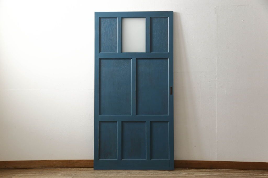 ドアをリペア&カスタム!高さと幅をリサイズし、引き戸仕様へ。上段中央の1マスにすりガラスをはめ込み、葵戸引手・戸車を取り付け。(扉、建具)