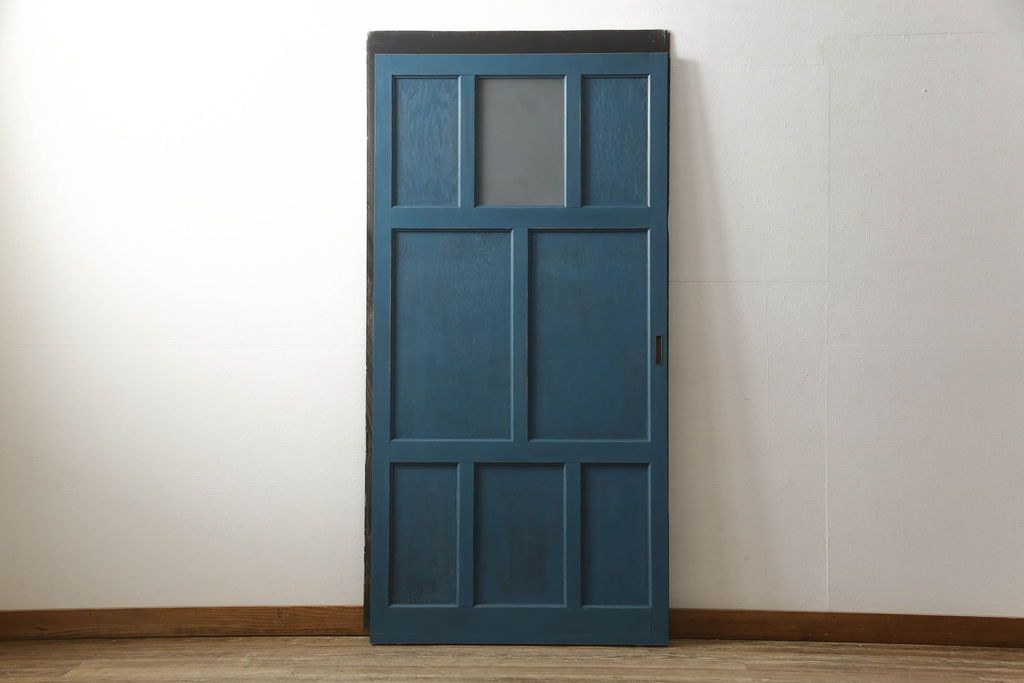 ドアをリペア&カスタム!高さと幅をリサイズし、引き戸仕様へ。上段中央の1マスにすりガラスをはめ込み、葵戸引手・戸車を取り付け。(扉、建具)