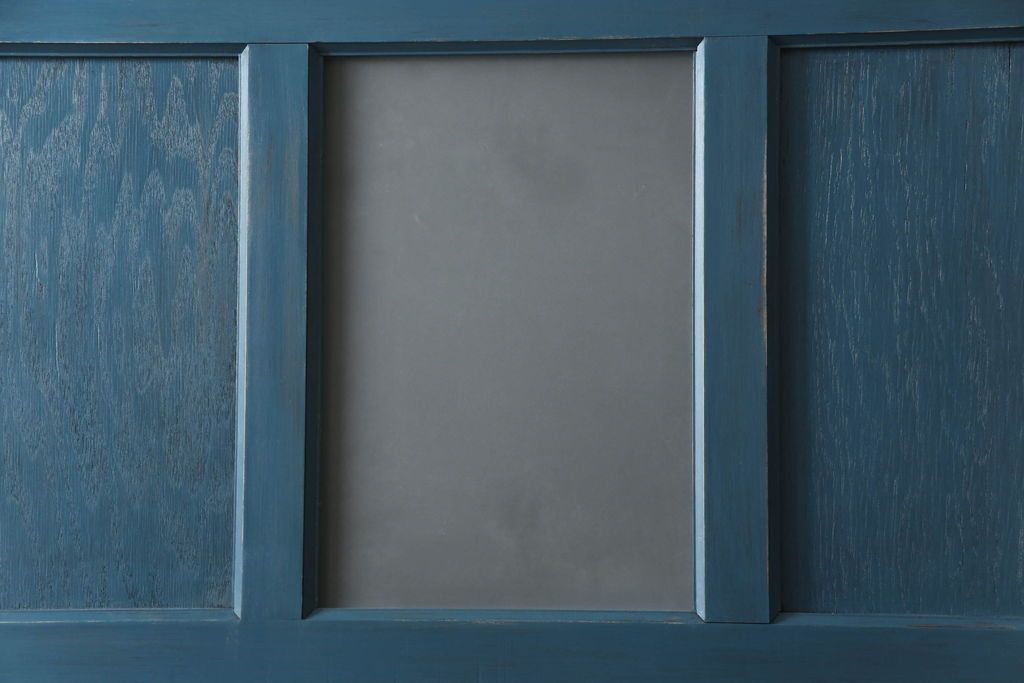 ドアをリペア&カスタム!高さと幅をリサイズし、引き戸仕様へ。上段中央の1マスにすりガラスをはめ込み、葵戸引手・戸車を取り付け。(扉、建具)