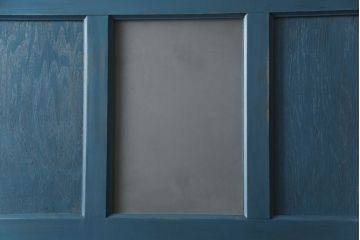 ドアをリペア&カスタム!高さと幅をリサイズし、引き戸仕様へ。上段中央の1マスにすりガラスをはめ込み、葵戸引手・戸車を取り付け。(扉、建具)